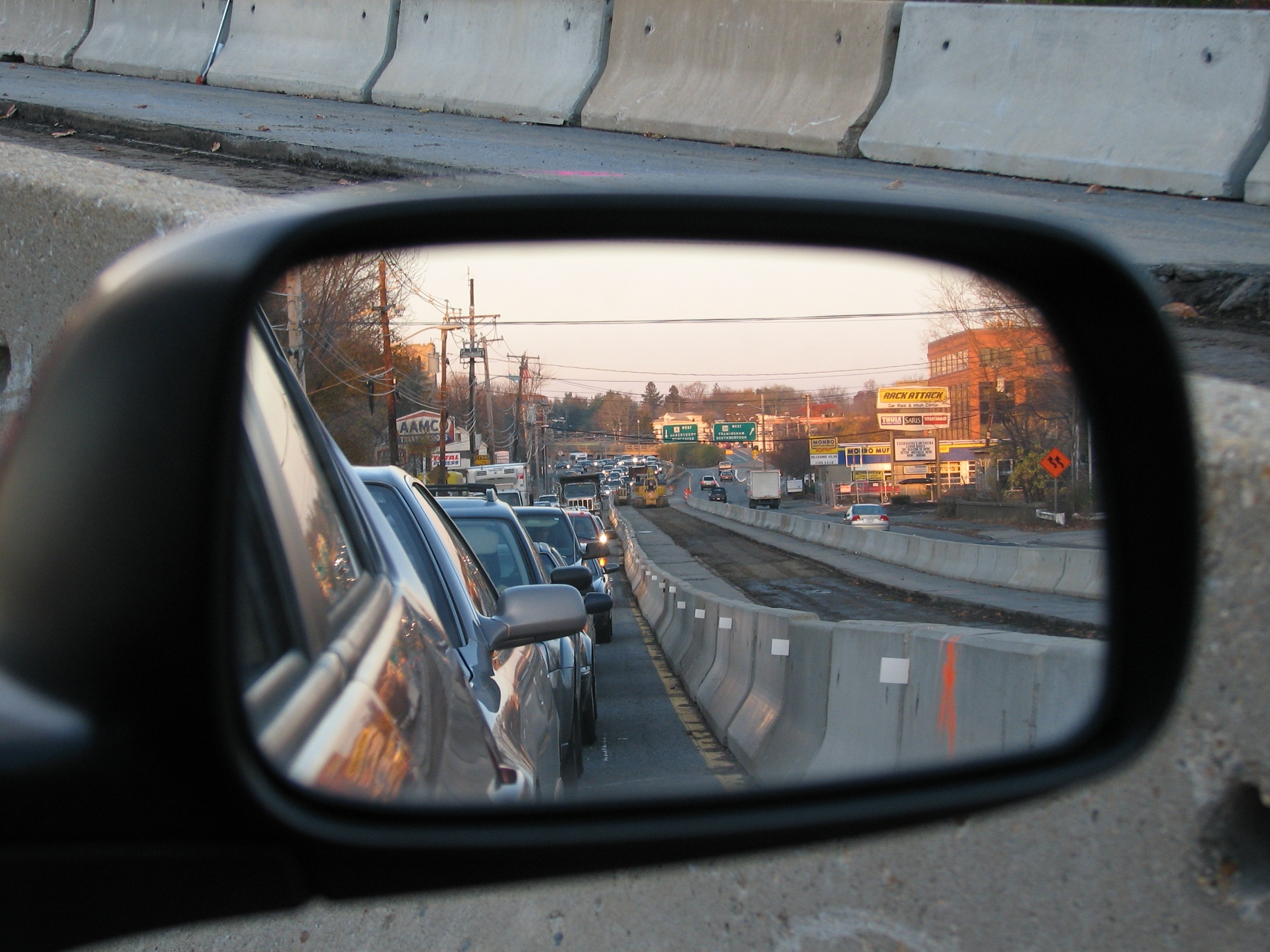 i18n: Traffic Seen In A Vehicle&#39;s Sideview Mirror